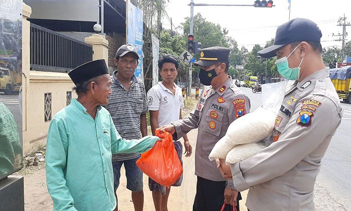 Bantu Masyarakat Terdampak Kenaikan Harga BBM, Polsek Tongas Probolinggo Bagikan Paket Sembako Bantu Masyarakat Terdampak Kenaikan Harga BBM, Polsek Tongas Probolinggo Bagikan Paket Sembako