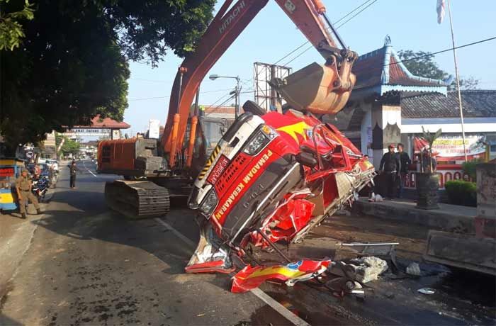 Mobil PMK Pemkab Blitar Terguling Saat Menuju TKP Kebakaran