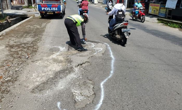 Antisipasi Kecelakaan di Musim Penghujan, Satlantas Polres Blitar Tandai Jalan Berlubang Antisipasi Kecelakaan di Musim Penghujan, Satlantas Polres Blitar Tandai Jalan Berlubang