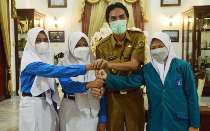 Bupati Madiun Apresiasi Tiga Siswi Peraih Medali di Kompetisi Sains Nasional 2021 Bupati Madiun Apresiasi Tiga Siswi Peraih Medali di Kompetisi Sains Nasional 2021