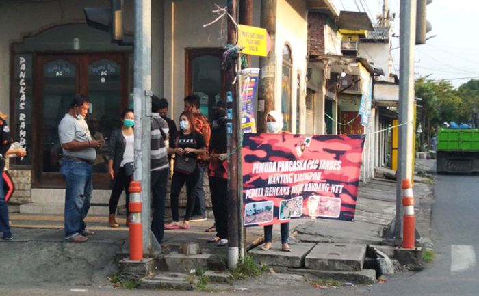 Peduli Bencana Alam NTT, Puluhan Pemuda Pancasila Tandes Galang Donasi di Perempatan Jalan Peduli Bencana Alam NTT, Puluhan Pemuda Pancasila Tandes Galang Donasi di Perempatan Jalan