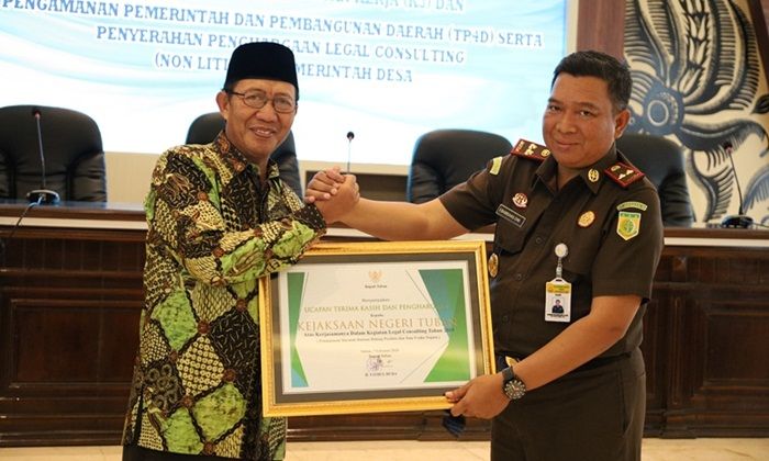 ​Kawal TP4D, Kajari Tuban Terima Penghargaan dari Bupati