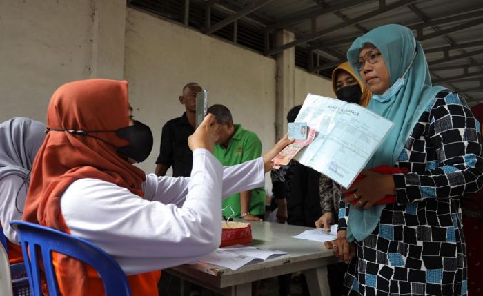 Melalui PT Pos Indonesia, 5.579 KPM di Kota Kediri Terima Bansos Sembako untuk Triwulan ke-2 Melalui PT Pos Indonesia, 5.579 KPM di Kota Kediri Terima Bansos Sembako untuk Triwulan ke-2