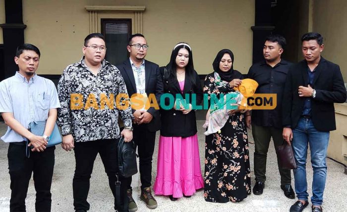 Ibu Santri Korban Penganiayaan Didampingi Tim Hukum Hotman Paris ke Polres Kediri Kota