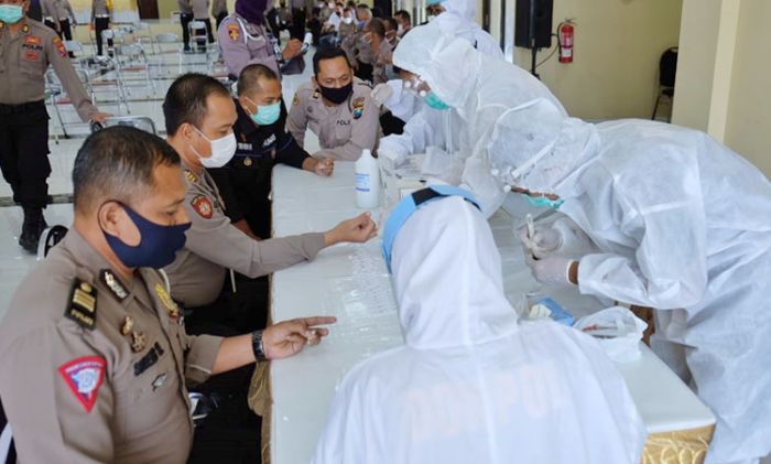 Antisipasi Covid-19, Jajaran Pejabat, Kapolsek, dan Perwira Polresta Sidoarjo Di-Rapid Test