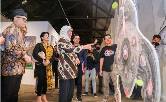 Pameran Seni Rupa ArtOs, Khofifah: Jadi Penyemangat Seniman Lokal untuk Terus Berkembang Pameran Seni Rupa ArtOs, Khofifah: Jadi Penyemangat Seniman Lokal untuk Terus Berkembang