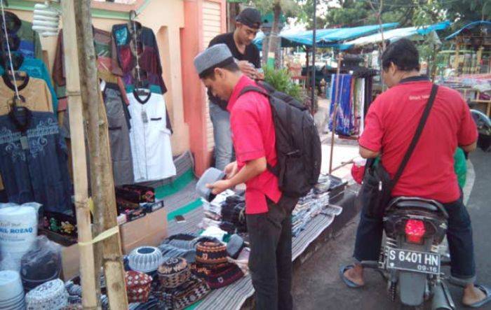 Pedagang Kopyah dan Baju Koko di Tuban Mulai Menjamur Pedagang Kopyah dan Baju Koko di Tuban Mulai Menjamur