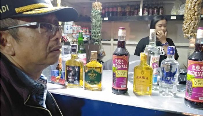 Operasi Ramadhan, Tim Gabungan Amankan Ribuan Botol Miras dari Mantan Napi Operasi Ramadhan, Tim Gabungan Amankan Ribuan Botol Miras dari Mantan Napi