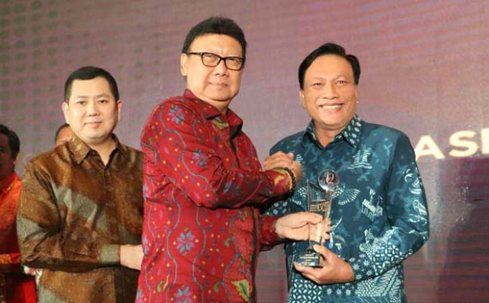 Bupati Sambari Raih Penghargaan Kepala Daerah Terinovatif 2017 dari Mendagri