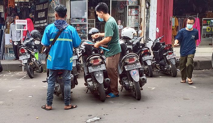 Masyarakat Keluhkan Jukir Tepi Jalan Umum, DPRD Gresik Bilang Begini Masyarakat Keluhkan Jukir Tepi Jalan Umum, DPRD Gresik Bilang Begini