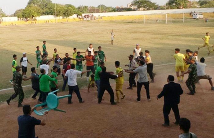 Kericuhan Warnai Laga Persatu Tuban Vs Persip Pekalongan Kericuhan Warnai Laga Persatu Tuban Vs Persip Pekalongan