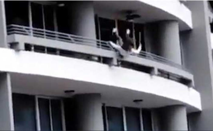 Selfie di Balkon Lantai 27, Dihembus Angin Kencang Akhirnya Bablas Terjun Bebas Masih Pegang Tongsis Selfie di Balkon Lantai 27, Dihembus Angin Kencang Akhirnya Bablas Terjun Bebas Masih Pegang Tongsis