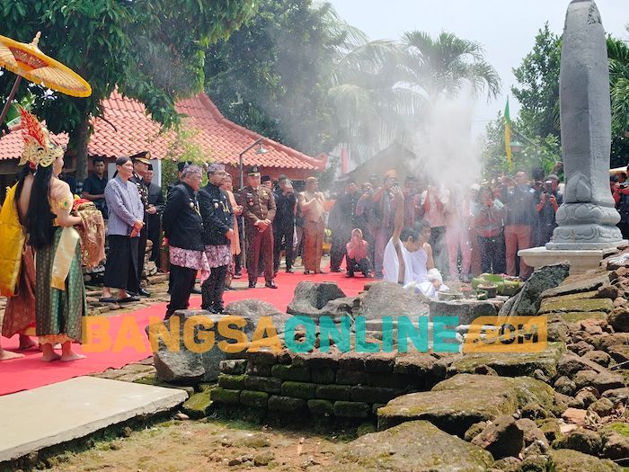 Bupati Marhaen Pimpin Upacara Hari Jadi Nganjuk ke-1088 dan Upacara Manusuk Sima Bupati Marhaen Pimpin Upacara Hari Jadi Nganjuk ke-1088 dan Upacara Manusuk Sima