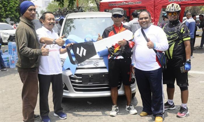 Gowes Kebangsaan Bareng Gubernur Jawa Timur, Warga Kesatrian Surabaya Raih Mobil