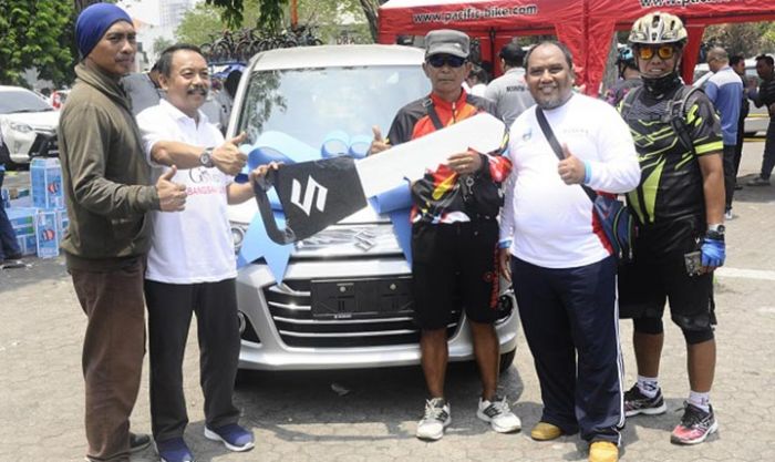 Gowes Kebangsaan Bareng Gubernur Jawa Timur, Warga Kesatrian Surabaya Raih Mobil Gowes Kebangsaan Bareng Gubernur Jawa Timur, Warga Kesatrian Surabaya Raih Mobil