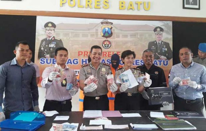 Dua Pegawai Honorer Kelurahan Sisir Pemkot Batu Kena OTT Tim Saber Pungli Dua Pegawai Honorer Kelurahan Sisir Pemkot Batu Kena OTT Tim Saber Pungli