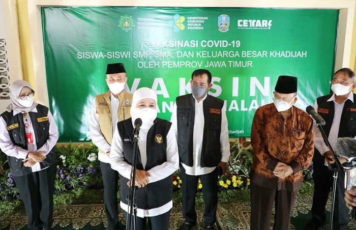 Tinjau Vaksinasi di SMA Khadijah Surabaya, Khofifah Minta Maksimalkan Vaksinasi Pelajar Kelas 12