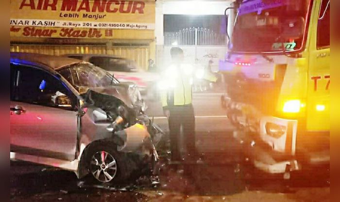 Dua Kendaraan Adu Banteng di Jalan Raya Desa Kademangan Mojoagung, Tiga Meninggal Dunia Dua Kendaraan Adu Banteng di Jalan Raya Desa Kademangan Mojoagung, Tiga Meninggal Dunia
