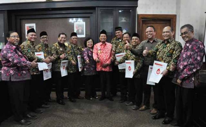 Pendonor Darah 100 Kali Dapat Penghargaan dari Presiden Pendonor Darah 100 Kali Dapat Penghargaan dari Presiden