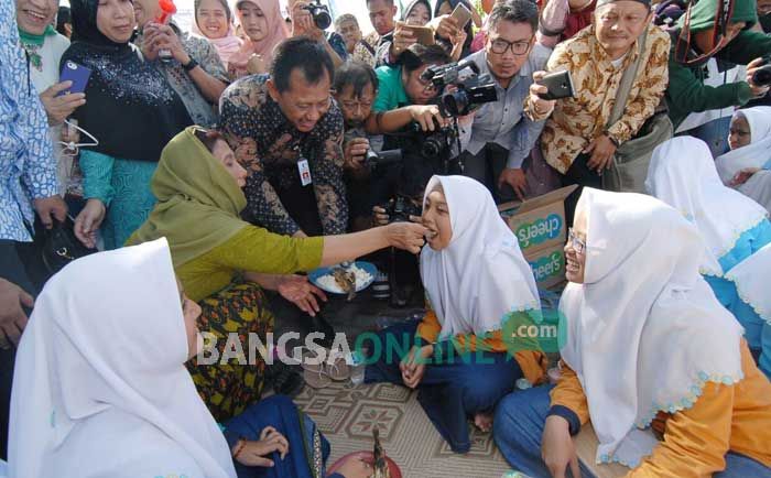Suapi Santri di Tebuireng, Menteri Susi: Makan Ikan, Sehat, Cerdas Suapi Santri di Tebuireng, Menteri Susi: Makan Ikan, Sehat, Cerdas