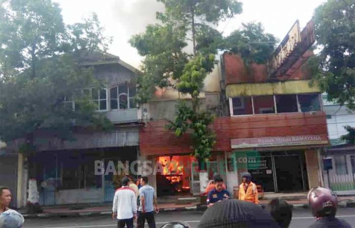 Rumah Makan Ramayana Kota Blitar Terbakar Rumah Makan Ramayana Kota Blitar Terbakar