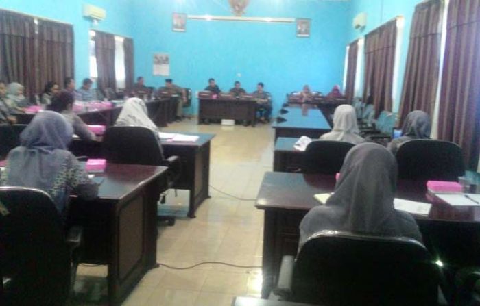 Tak Kunjung Naik Pangkat, Belasan Guru Golongan Dua di Kediri Protes Dewan Tak Kunjung Naik Pangkat, Belasan Guru Golongan Dua di Kediri Protes Dewan