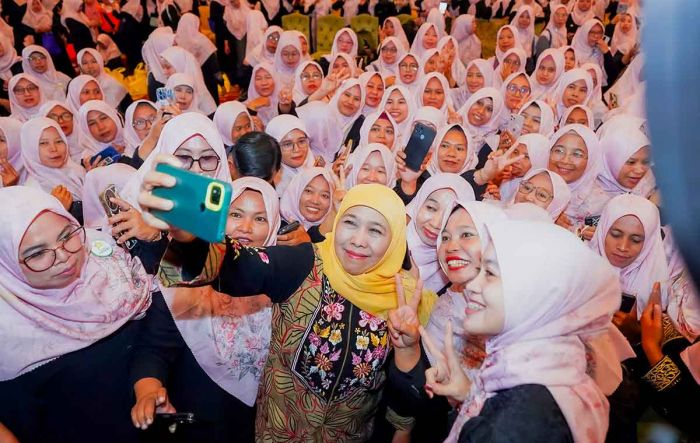 Digawangi Perempuan Muda NU, Aliansi Melati Putih se-Jatim Solid Menangkan Khofifah-Emil Digawangi Perempuan Muda NU, Aliansi Melati Putih se-Jatim Solid Menangkan Khofifah-Emil