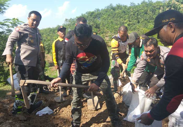 Gandeng Komunitas Trail, Polisi di Kediri Deklarasi Tolak Hoax Gandeng Komunitas Trail, Polisi di Kediri Deklarasi Tolak Hoax