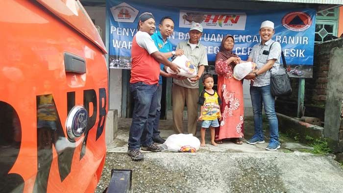 Peringati HPN, KWG, dan BPBD Gresik Bantu Korban Banjir di Desa Iker-iker Peringati HPN, KWG, dan BPBD Gresik Bantu Korban Banjir di Desa Iker-iker