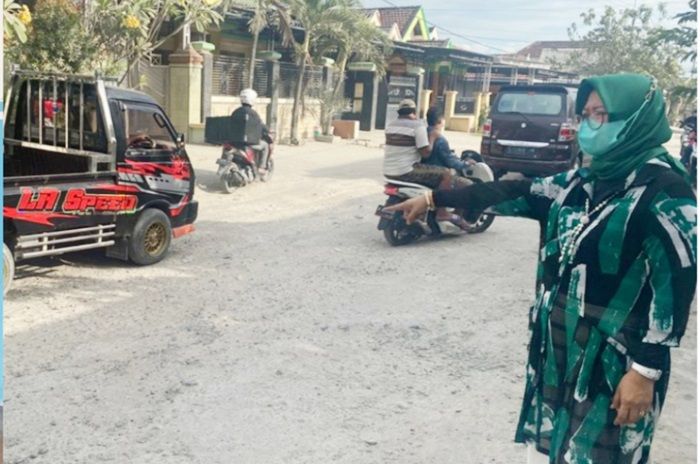 Body Nyangkut Jalan Rusak di Desa Karangpundut Benjeng, Mobdin Sedan Waka DPRD Gresik Tak Bisa Jalan