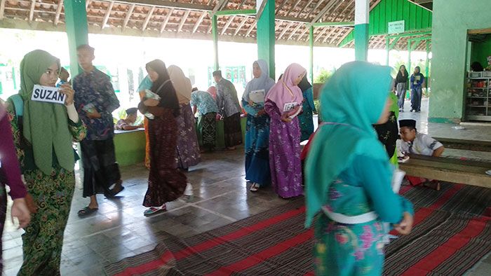 ​Rayakan HSN, Siswa-Siswi MAN 2 Pamekasan Berpakaian ala Santri