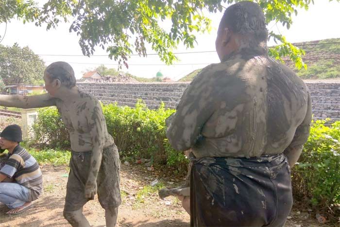 Tagih Uang Ganti Rugi, Ratusan Korban Lumpur Lapindo Long March dengan Badan Penuh Lumpur