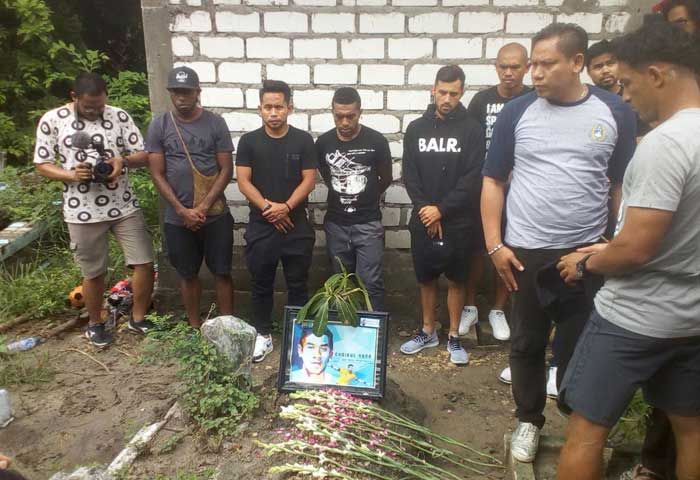 Timnas All Star Ziarah ke Makam Choirul Huda Jelang Laga Eksibisi Melawan Persela Timnas All Star Ziarah ke Makam Choirul Huda Jelang Laga Eksibisi Melawan Persela