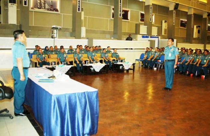 Kasarmatim Berikan Pengarahan Kepada Tim Direksi dan PPHP Koarmatim Kasarmatim Berikan Pengarahan Kepada Tim Direksi dan PPHP Koarmatim