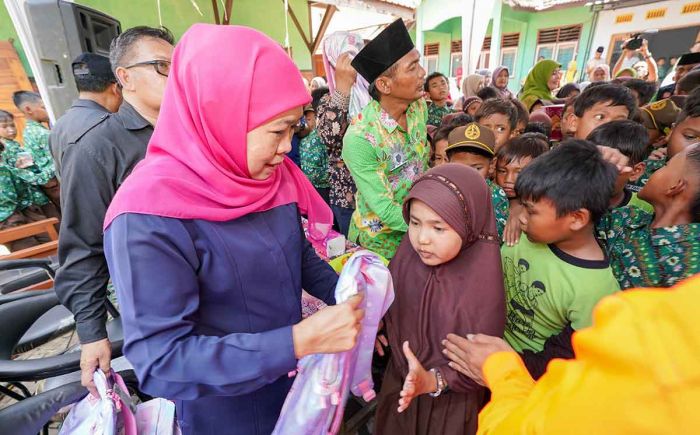 Antusias Siswa Rejoso Sambut Bantuan dari Khofifah Pascabanjir Antusias Siswa Rejoso Sambut Bantuan dari Khofifah Pascabanjir