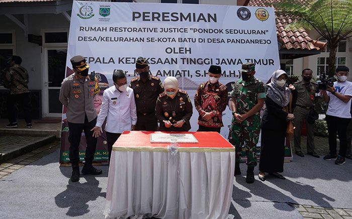Kajati Jatim Resmikan Rumah Restorative Justice di Kota Batu Kajati Jatim Resmikan Rumah Restorative Justice di Kota Batu