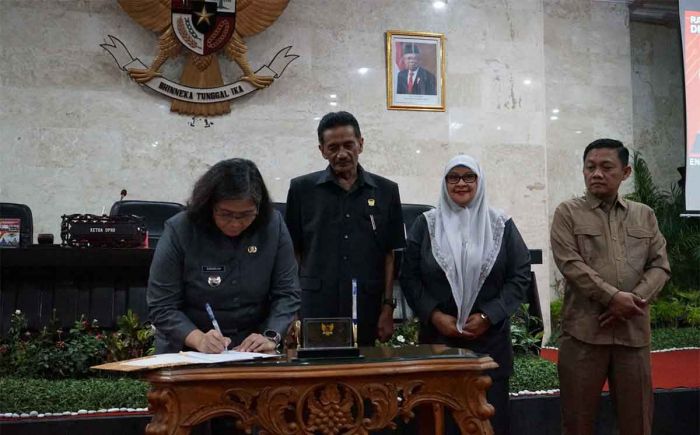 Pj Wali Kota Kediri Teken Persetujuan 3 Raperda Bersama Dewan Pj Wali Kota Kediri Teken Persetujuan 3 Raperda Bersama Dewan