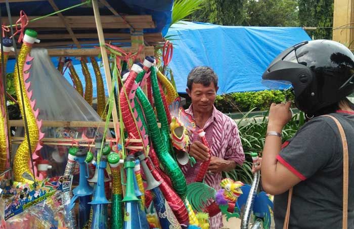 Penjual Trompet Mulai Menjamur Jelang Tahun Baru 2018, Rata-rata dari Luar Daerah