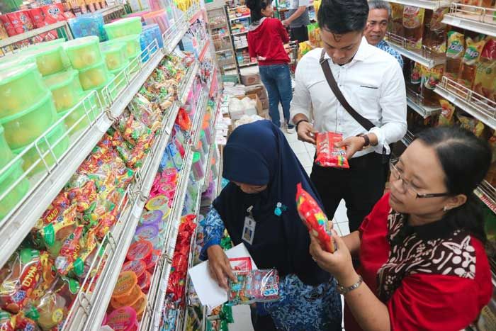 Razia Pusat Perbelanjaan, Tim Gabungan di Pacitan Temukan 9 Mamin Tak Layak Konsumsi Razia Pusat Perbelanjaan, Tim Gabungan di Pacitan Temukan 9 Mamin Tak Layak Konsumsi