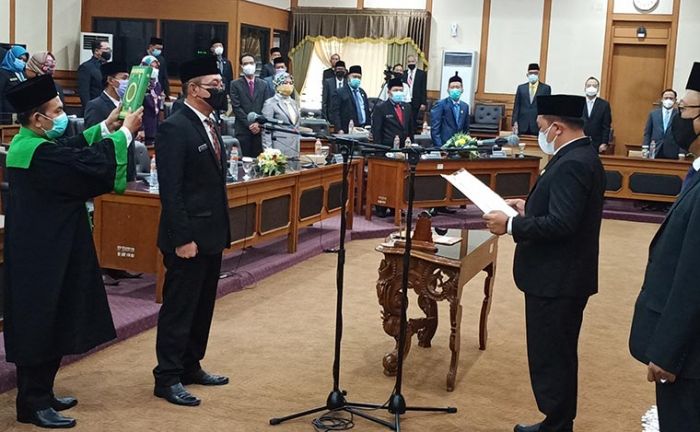 Akhmad Ubaidi Resmi Gantikan dr. Alif di DPRD Gresik Akhmad Ubaidi Resmi Gantikan dr. Alif di DPRD Gresik