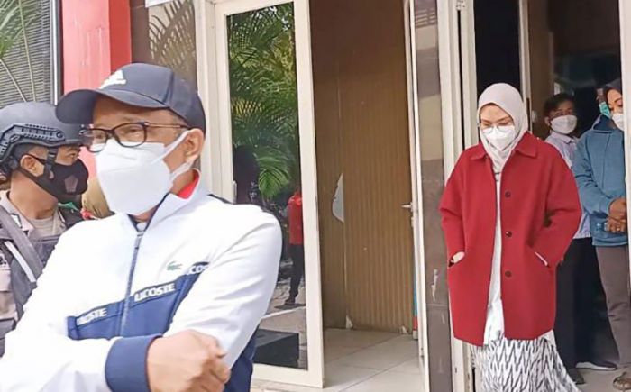 Bupati Probolinggo dan Suaminya Diperiksa Sementara di Polda Jatim Bupati Probolinggo dan Suaminya Diperiksa Sementara di Polda Jatim