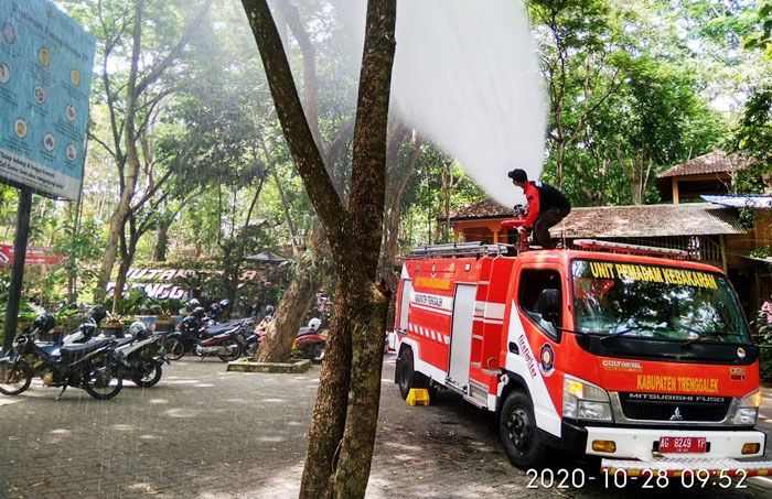 Masa Liburan, Satpol PP Trenggalek Gelar Penyemprotan Disinfektan