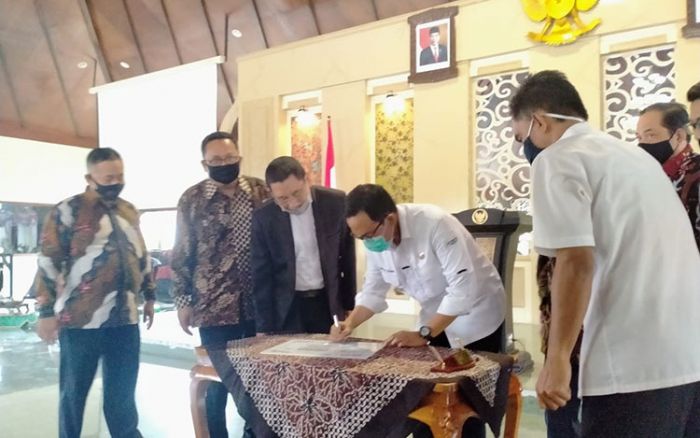 Bupati Baddrut Tamam Bersama Kepala Dinkop Jatim Resmikan 2 Koperasi Berbasis Syariah di Pamekasan Bupati Baddrut Tamam Bersama Kepala Dinkop Jatim Resmikan 2 Koperasi Berbasis Syariah di Pamekasan