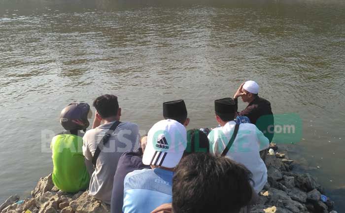 Berduka, Pengurus dan Santri Ponpes Abu Dzarrin Doakan Korban Cepat Ditemukan Berduka, Pengurus dan Santri Ponpes Abu Dzarrin Doakan Korban Cepat Ditemukan