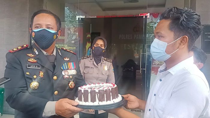 HUT Bhayangkara, Jurnalis Center Pamekasan Beri Kejutan ke Kapolres HUT Bhayangkara, Jurnalis Center Pamekasan Beri Kejutan ke Kapolres