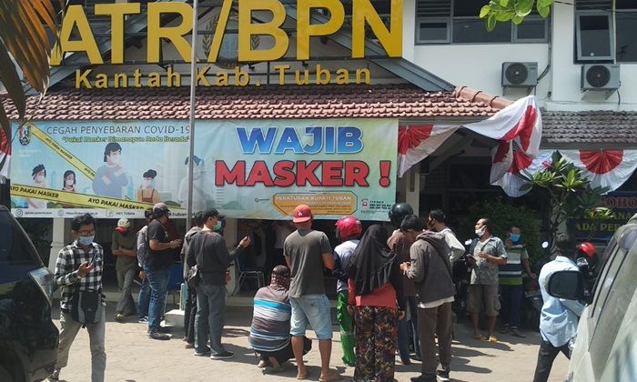 Tak Terima Tanahnya Diukur Sepihak, Warga Sekitar Kilang Tuban Geruduk Kantor BPN Tak Terima Tanahnya Diukur Sepihak, Warga Sekitar Kilang Tuban Geruduk Kantor BPN