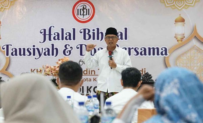 Gus Qowim Beri Tausiyah saat Halalbihalal IDI Kota Kediri Gus Qowim Beri Tausiyah saat Halalbihalal IDI Kota Kediri