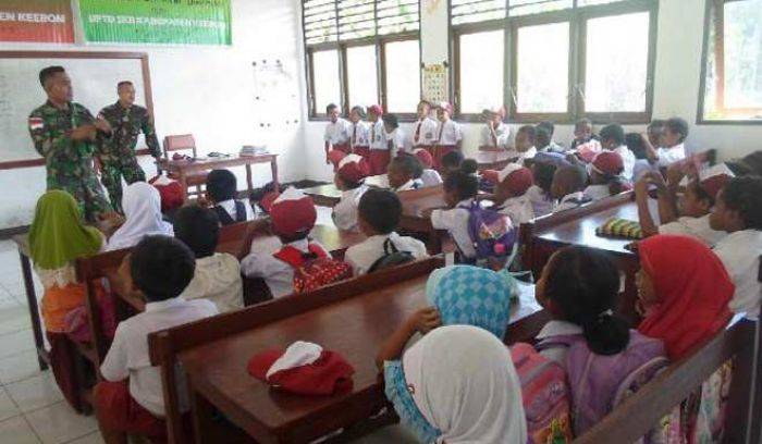 TNI AD Mengajar Siswa PAUD dan SD di Perbatasan RI - Papua Nugini TNI AD Mengajar Siswa PAUD dan SD di Perbatasan RI - Papua Nugini
