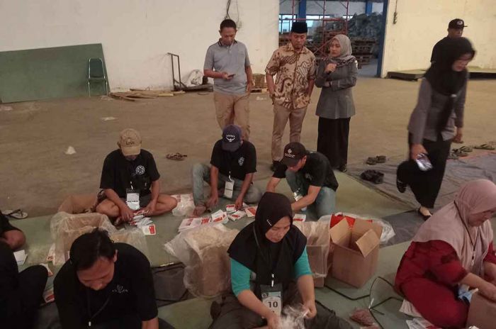 KPU dan Bawaslu Kabupaten Pasuruan Pantau Proses Pelipatan Surat Suara Pilkada 2024 KPU dan Bawaslu Kabupaten Pasuruan Pantau Proses Pelipatan Surat Suara Pilkada 2024