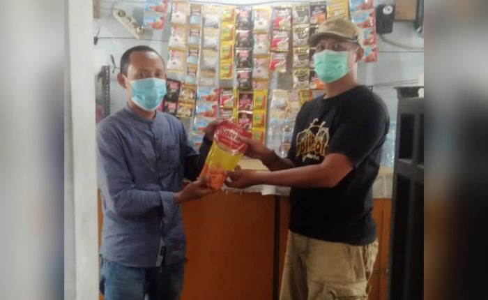 Gandeng Diskop Gresik, KWG Berbagi Minyak Goreng kepada PKL Gandeng Diskop Gresik, KWG Berbagi Minyak Goreng kepada PKL